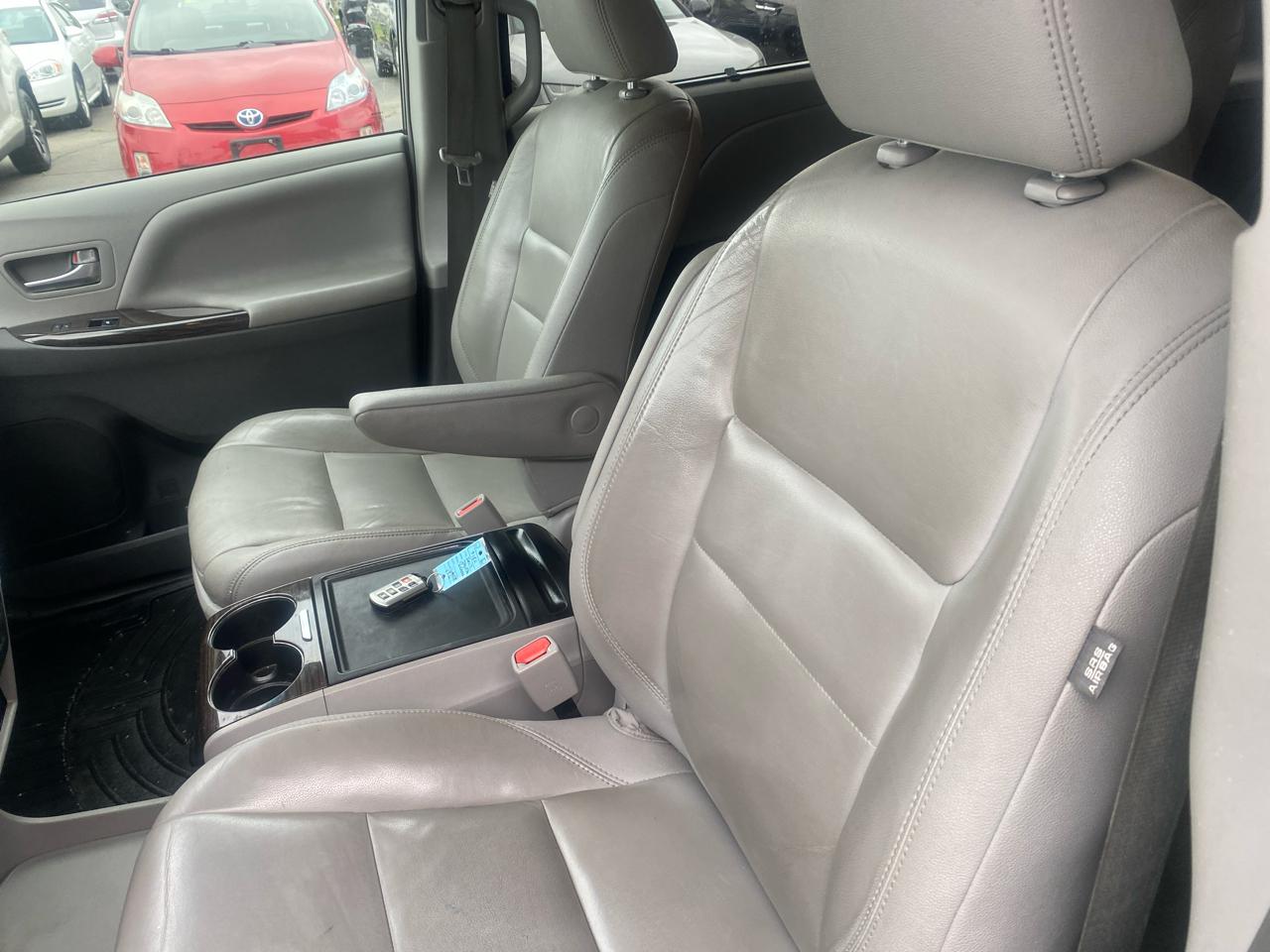 Toyota Sienna XLE 7-Passenger AWD 2017