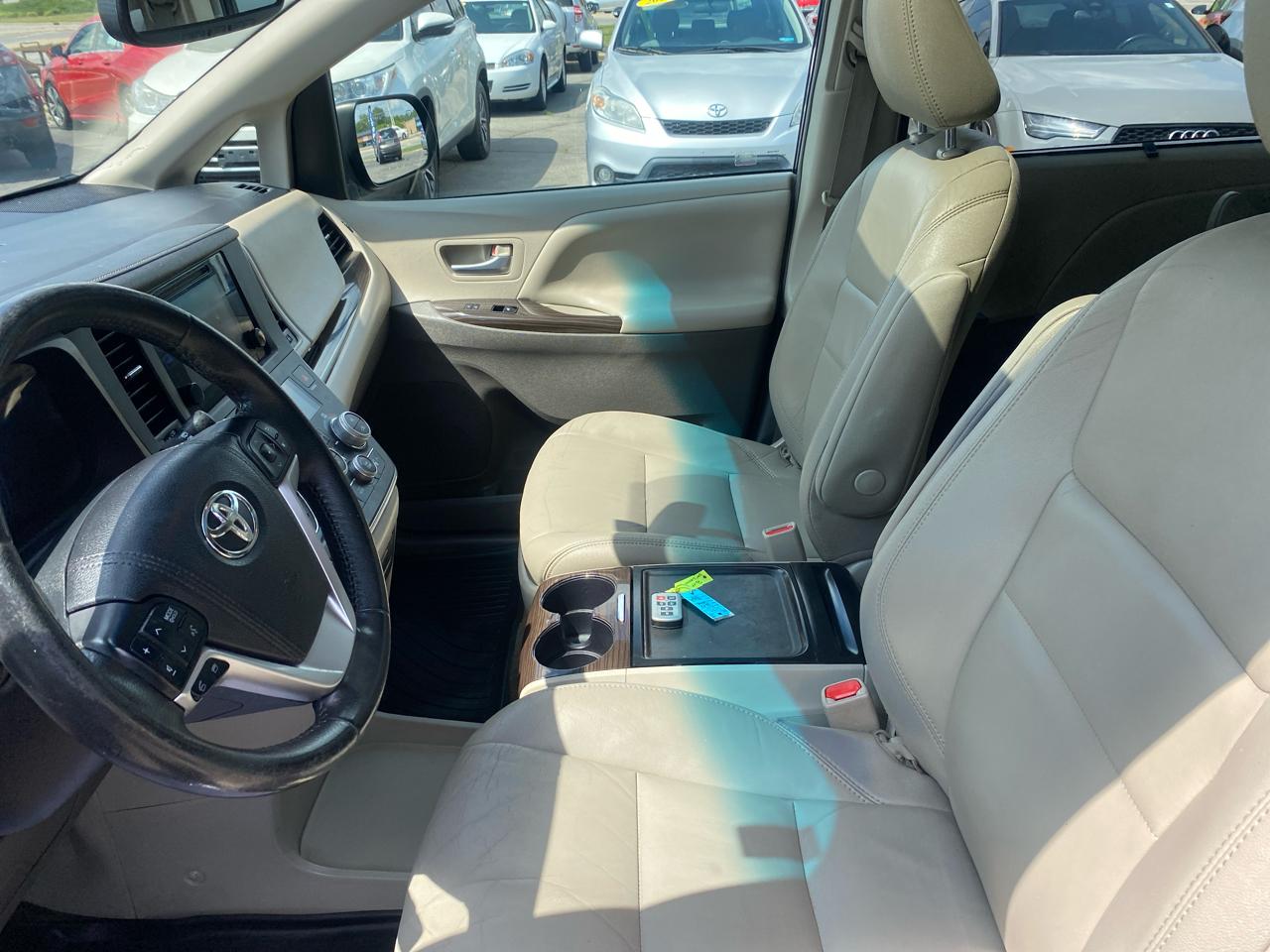 Toyota Sienna XLE 7-Passenger AWD 2017