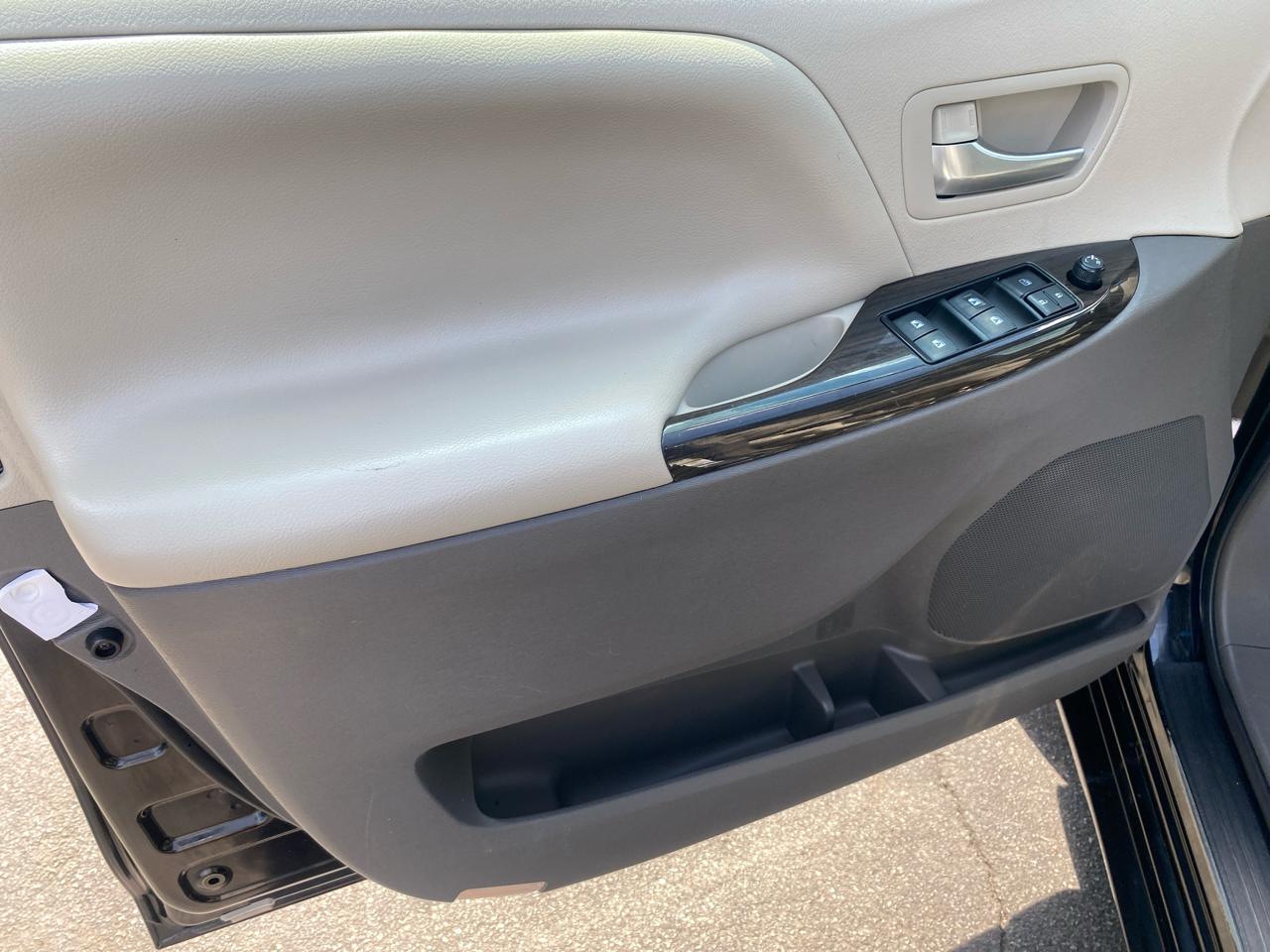 Toyota Sienna XLE 7-Passenger AWD 2017