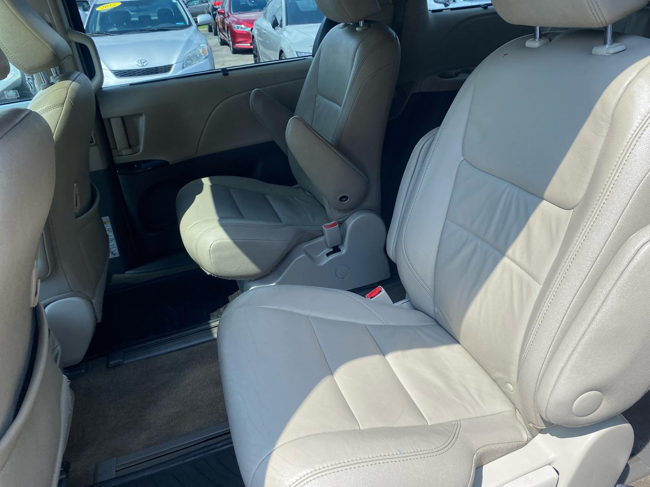 Toyota Sienna XLE 7-Passenger AWD 2017