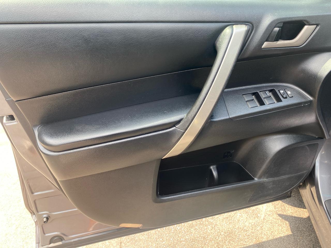 Toyota Highlander Base 4WD 2012