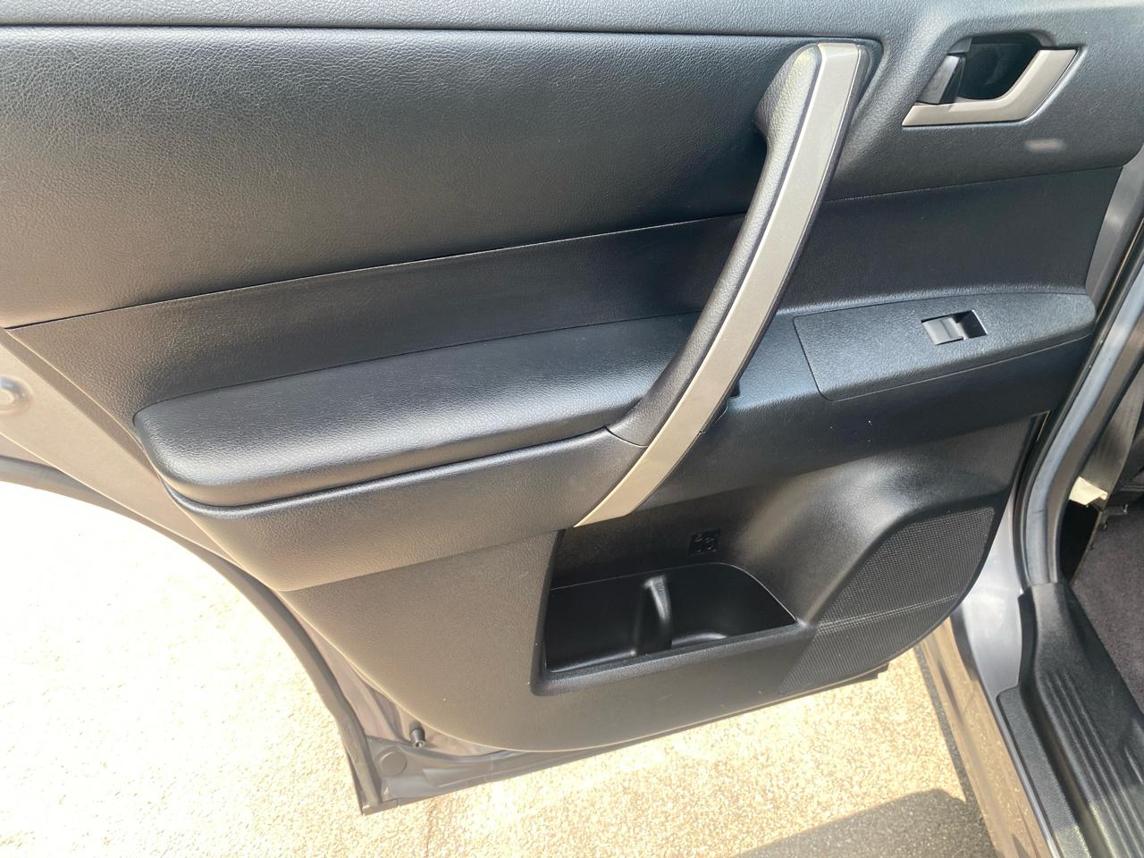 Toyota Highlander Base 4WD 2012