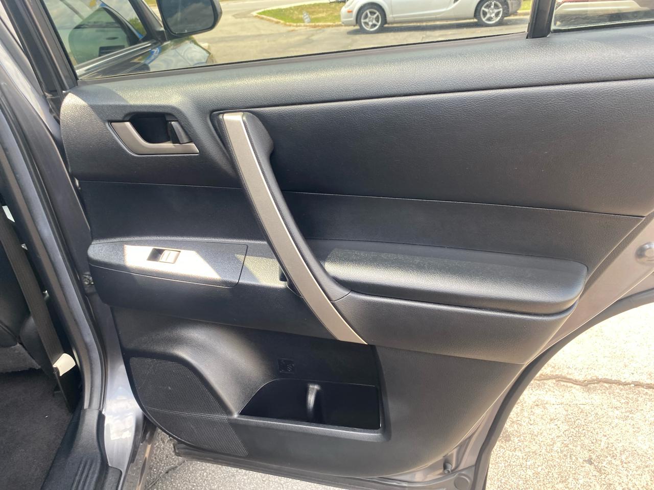 Toyota Highlander Base 4WD 2012