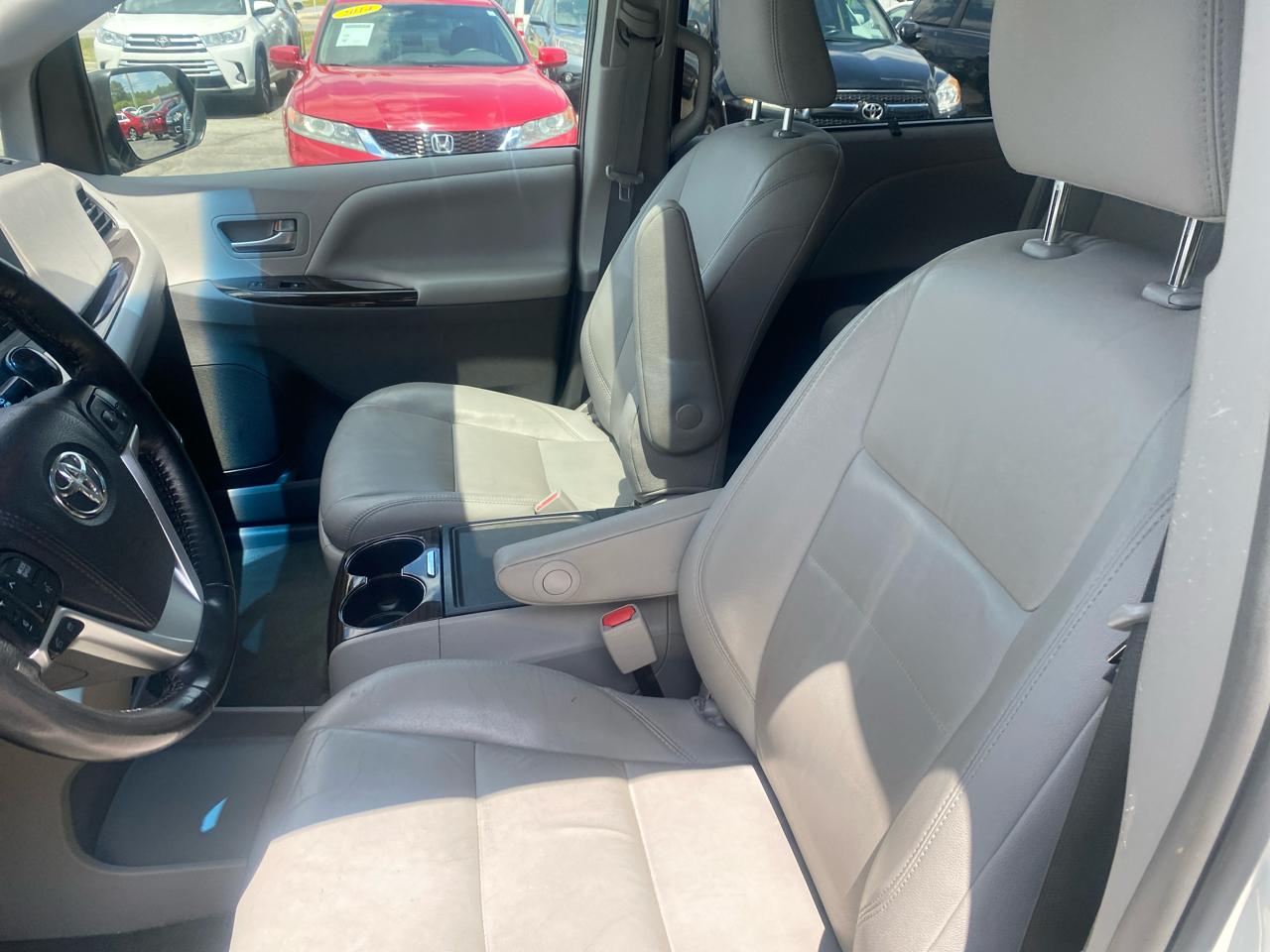 Toyota Sienna XLE FWD 8-Passenger V6 2016