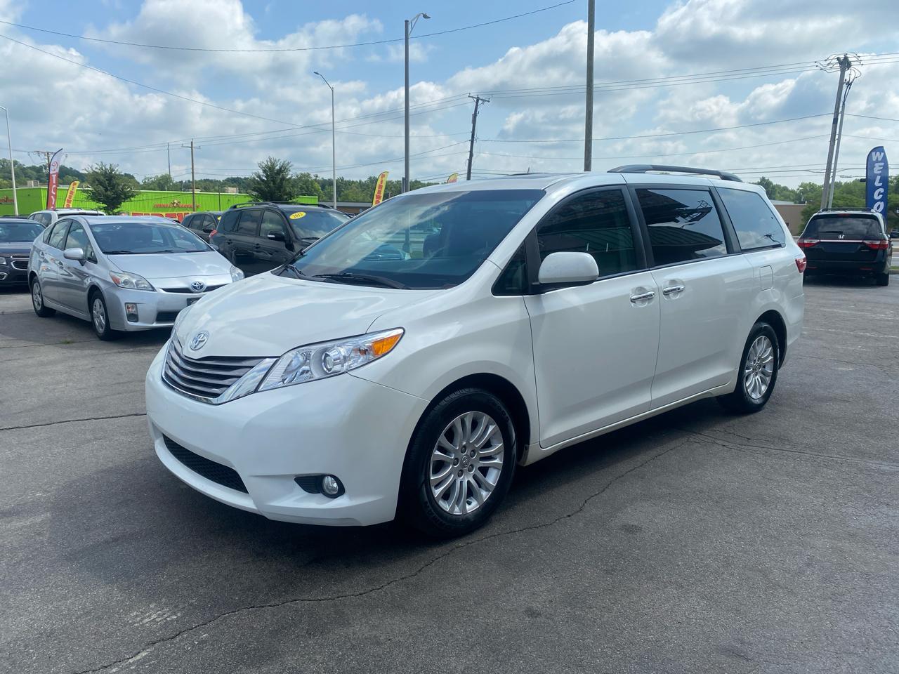 Toyota Sienna 5dr 7-Pass Van V6 XLE FWD (Natl) 2017