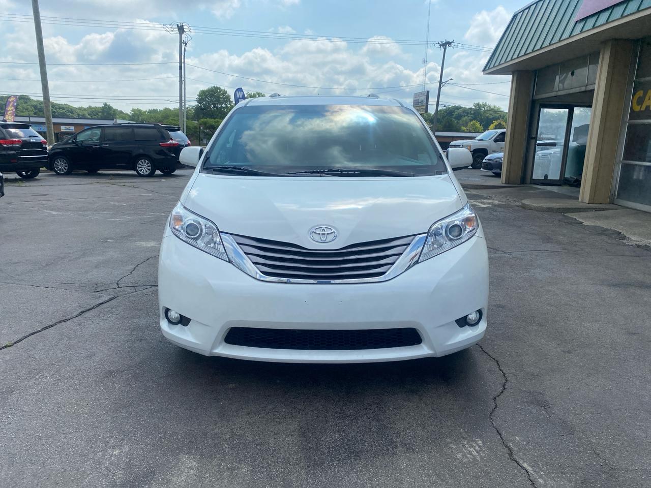 Toyota Sienna 5dr 7-Pass Van V6 XLE FWD (Natl) 2017