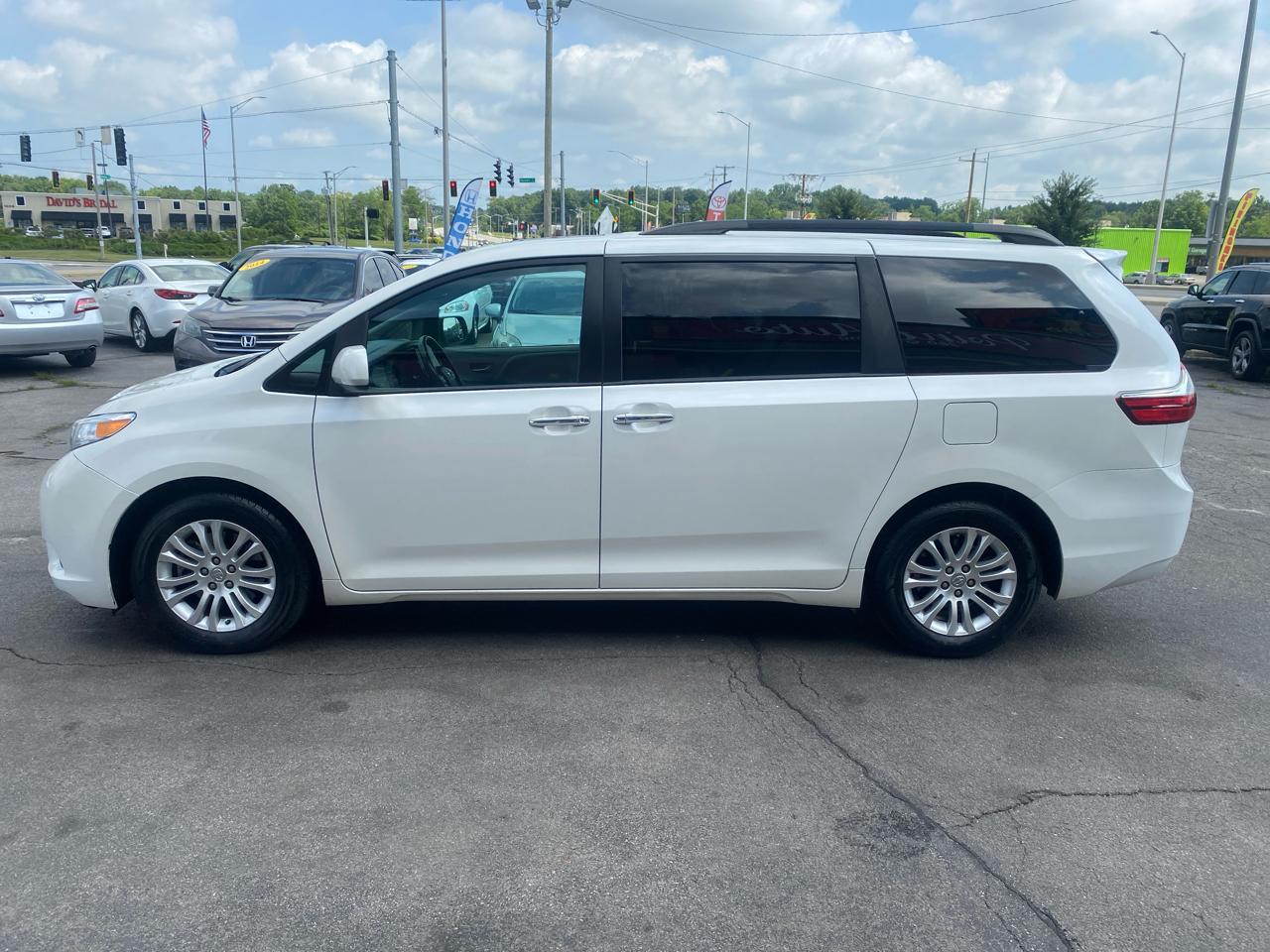 Toyota Sienna 5dr 7-Pass Van V6 XLE FWD (Natl) 2017
