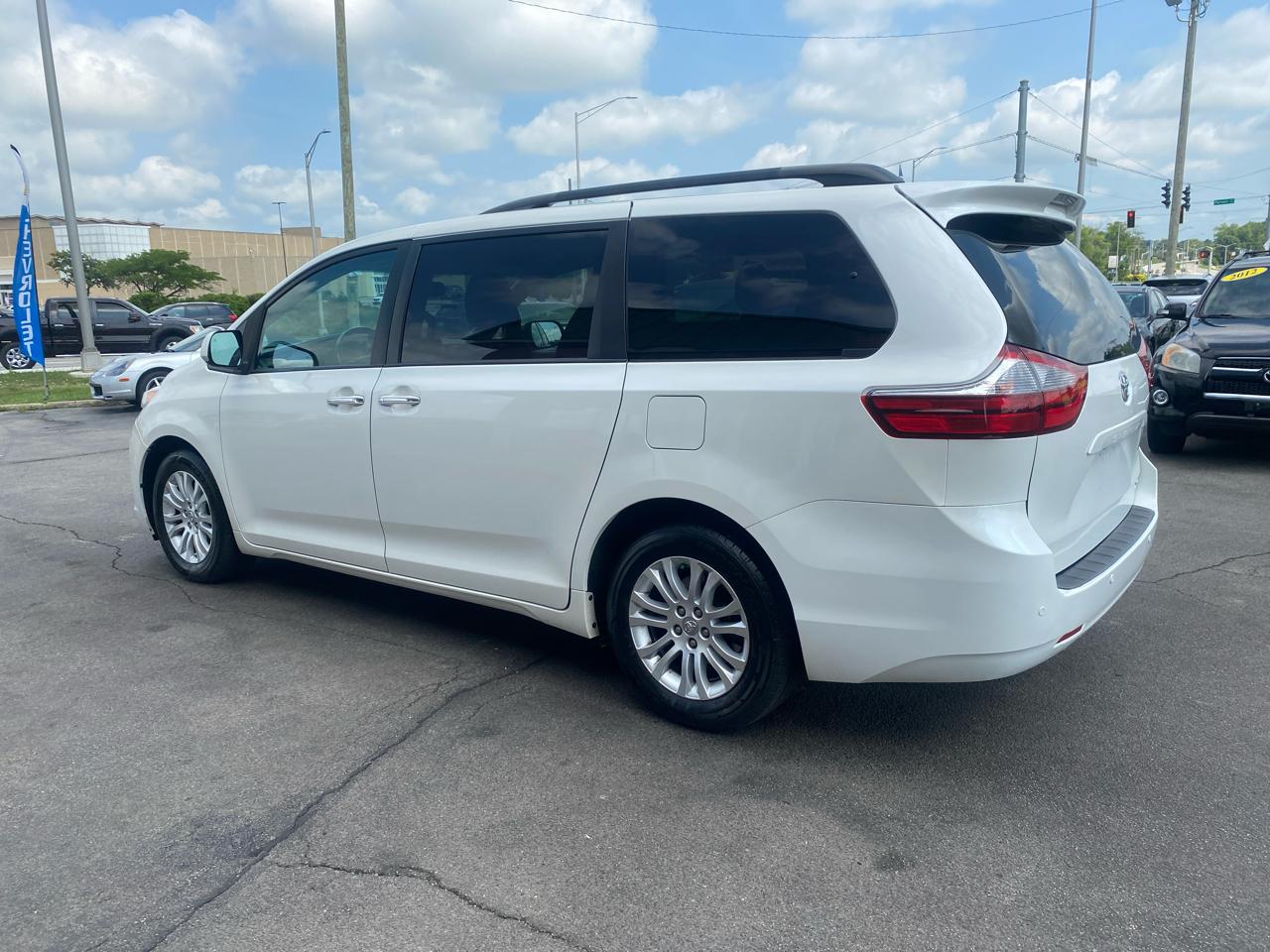 Toyota Sienna 5dr 7-Pass Van V6 XLE FWD (Natl) 2017