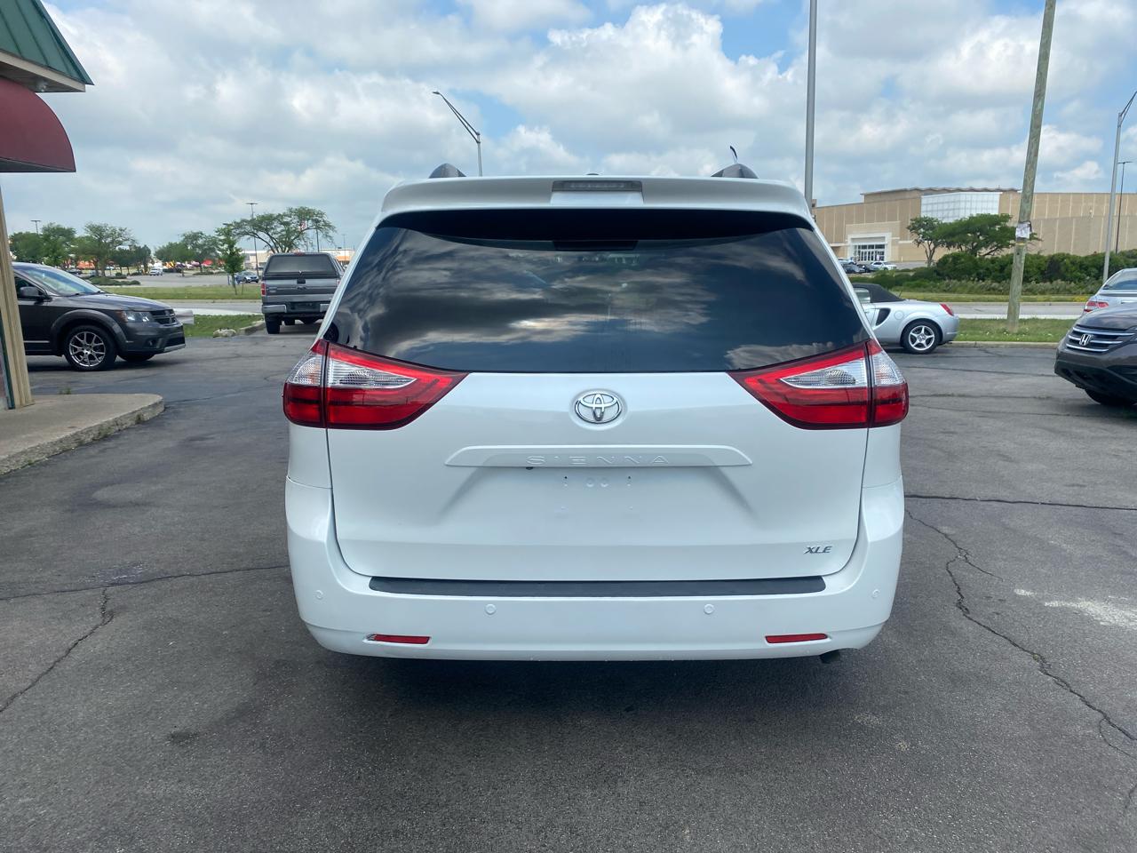 Toyota Sienna 5dr 7-Pass Van V6 XLE FWD (Natl) 2017