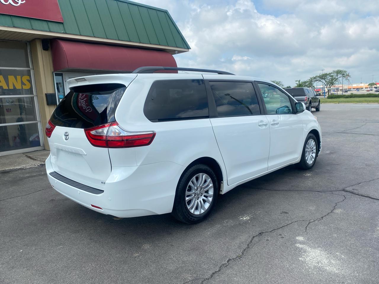 Toyota Sienna 5dr 7-Pass Van V6 XLE FWD (Natl) 2017
