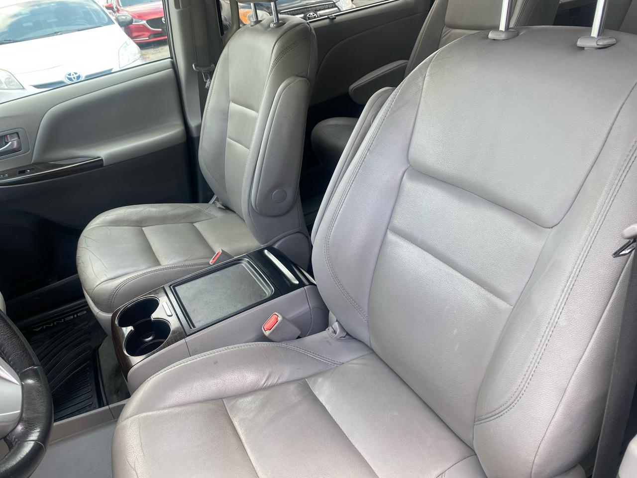 Toyota Sienna 5dr 7-Pass Van V6 XLE FWD (Natl) 2017
