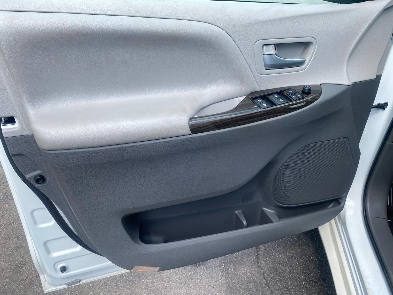 Toyota Sienna 5dr 7-Pass Van V6 XLE FWD (Natl) 2017