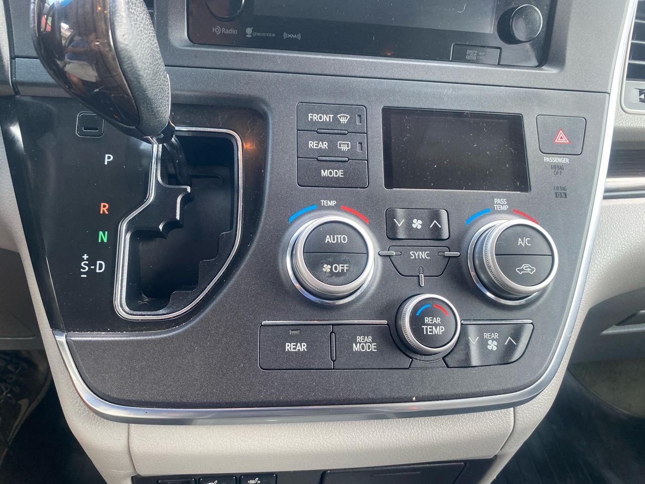 Toyota Sienna 5dr 7-Pass Van V6 XLE FWD (Natl) 2017