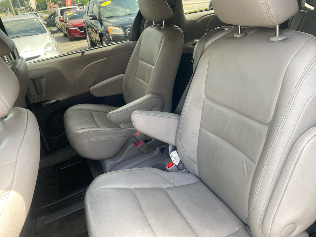 Toyota Sienna 5dr 7-Pass Van V6 XLE FWD (Natl) 2017