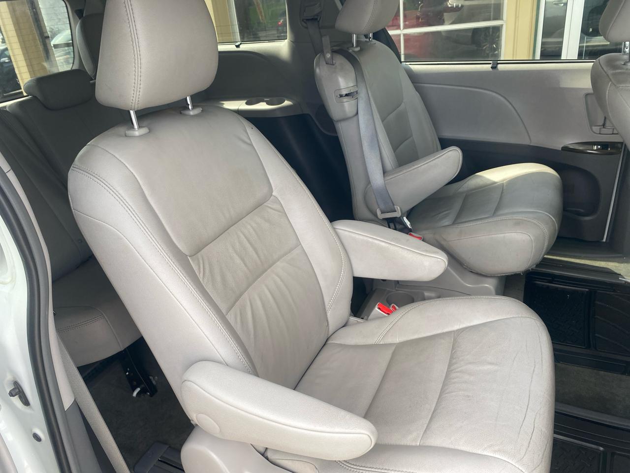 Toyota Sienna 5dr 7-Pass Van V6 XLE FWD (Natl) 2017