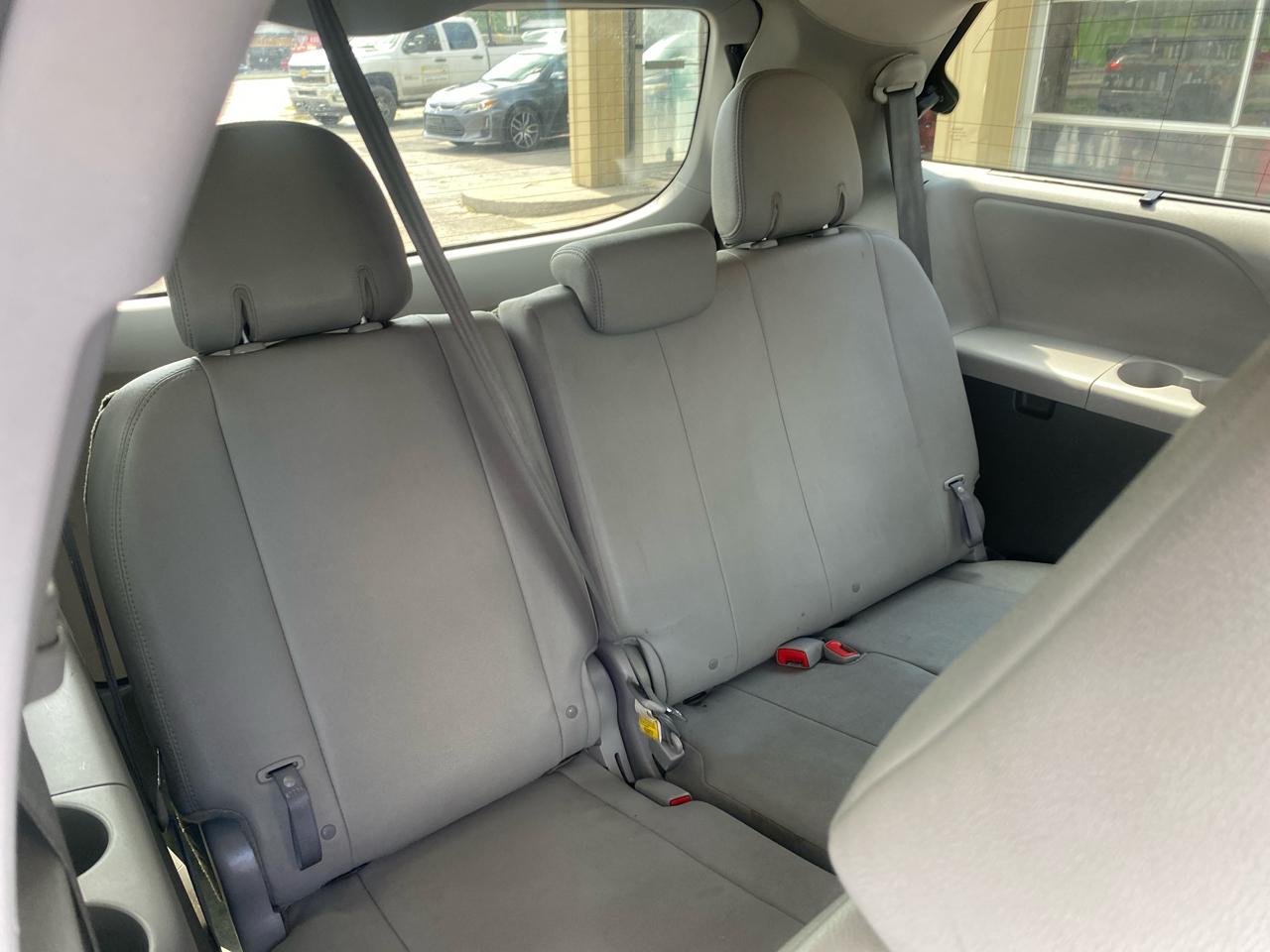 Toyota Sienna 5dr 7-Pass Van V6 XLE FWD (Natl) 2017