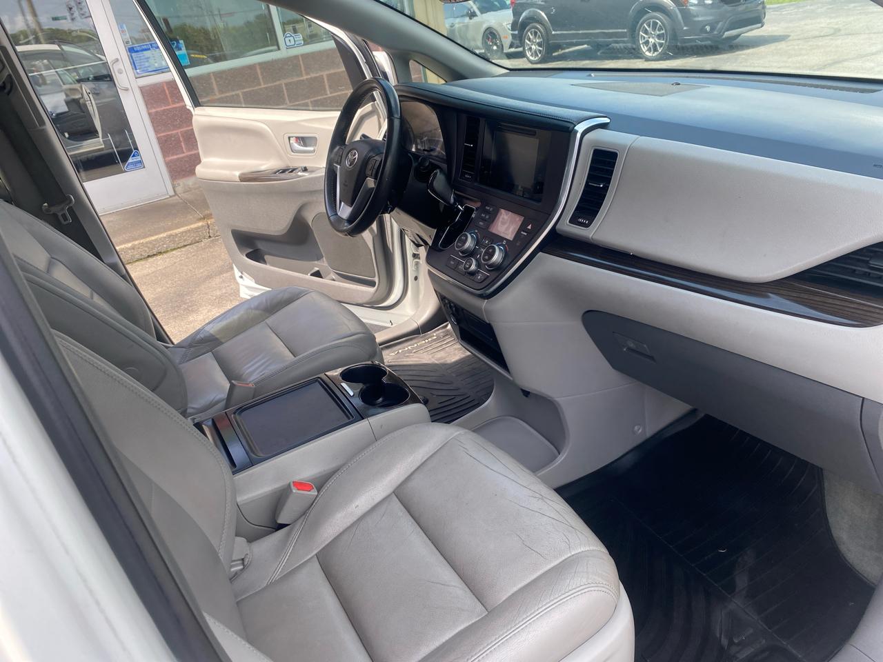 Toyota Sienna 5dr 7-Pass Van V6 XLE FWD (Natl) 2017