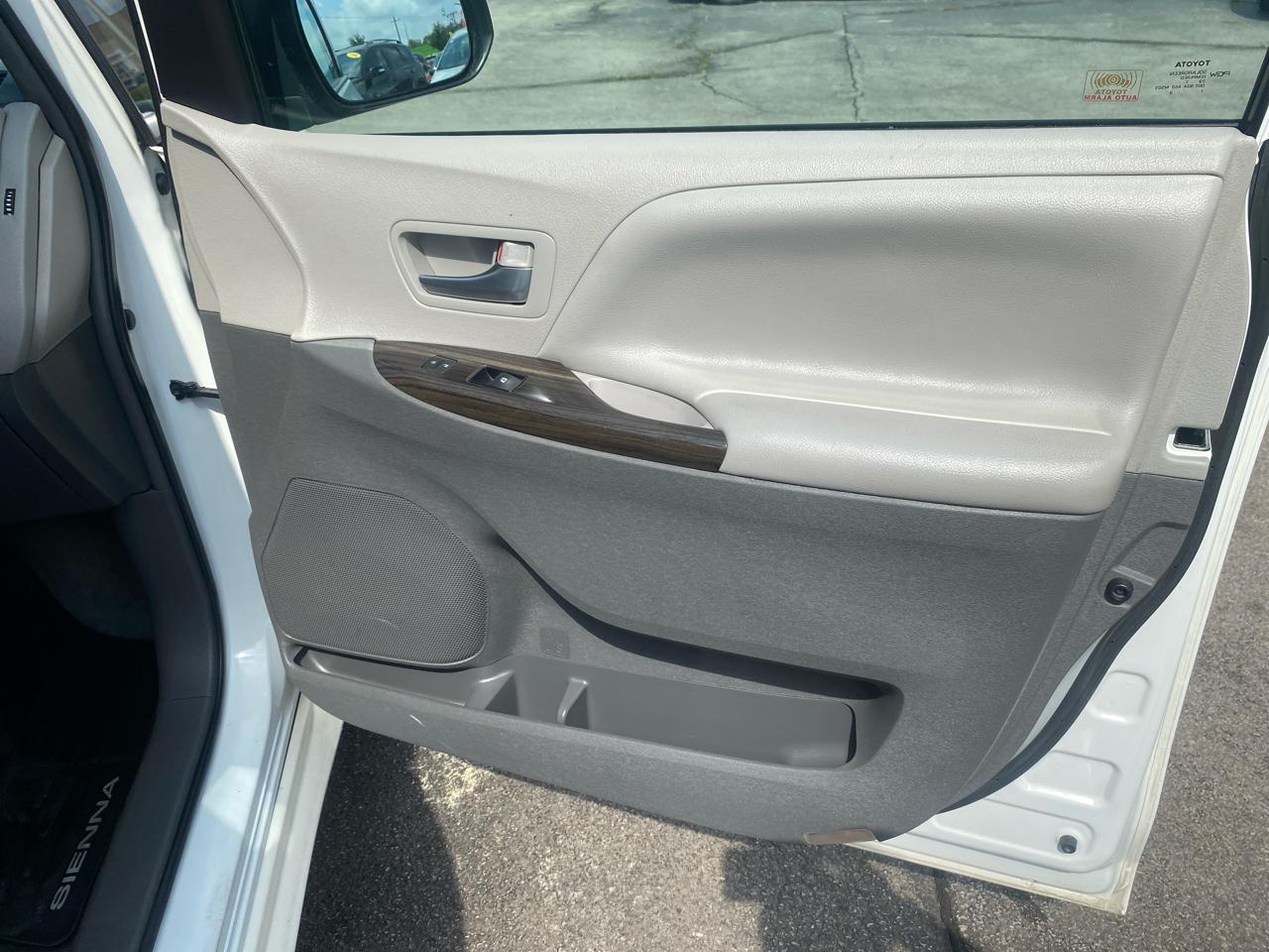 Toyota Sienna 5dr 7-Pass Van V6 XLE FWD (Natl) 2017