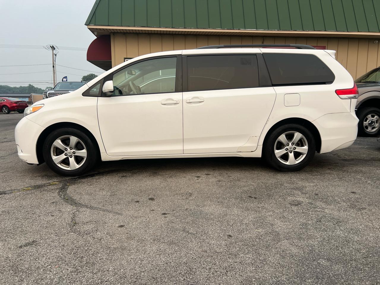 Toyota Sienna LE 8-Pass V6 2011