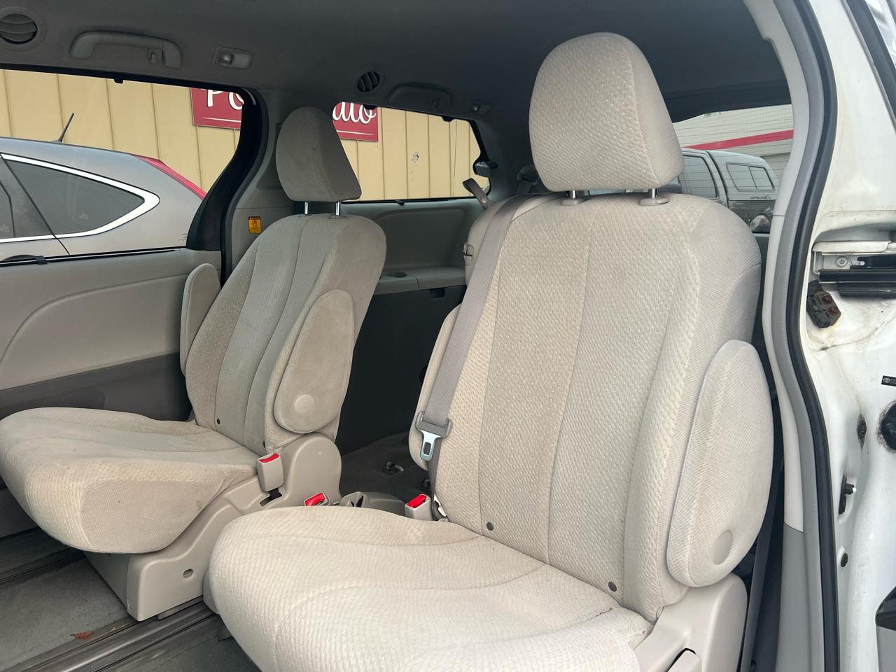 Toyota Sienna LE 8-Pass V6 2011
