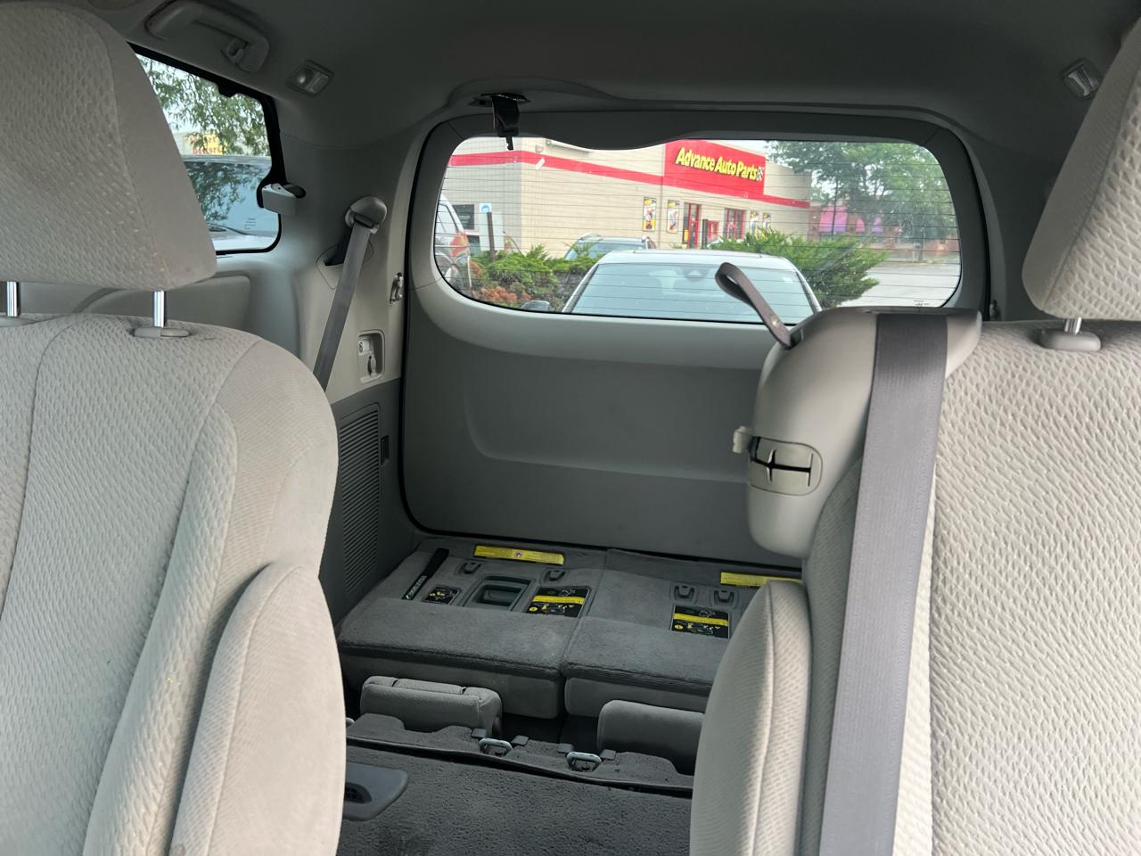 Toyota Sienna LE 8-Pass V6 2011