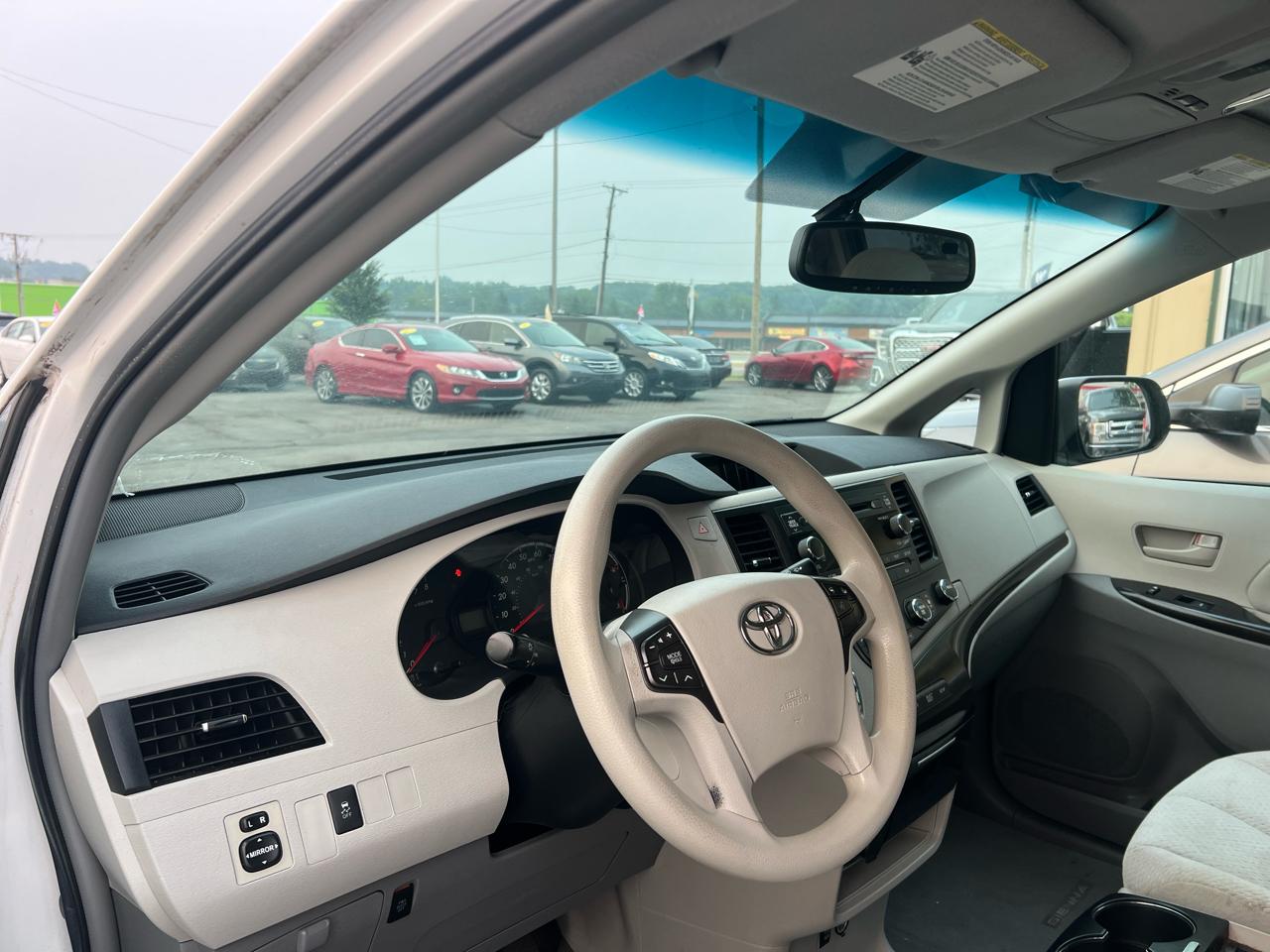 Toyota Sienna LE 8-Pass V6 2011