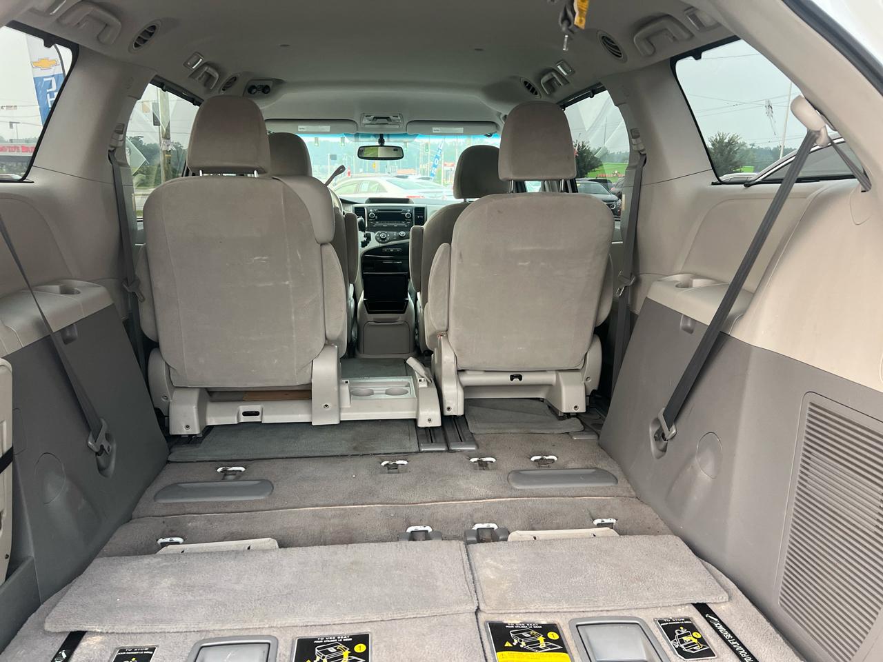 Toyota Sienna LE 8-Pass V6 2011