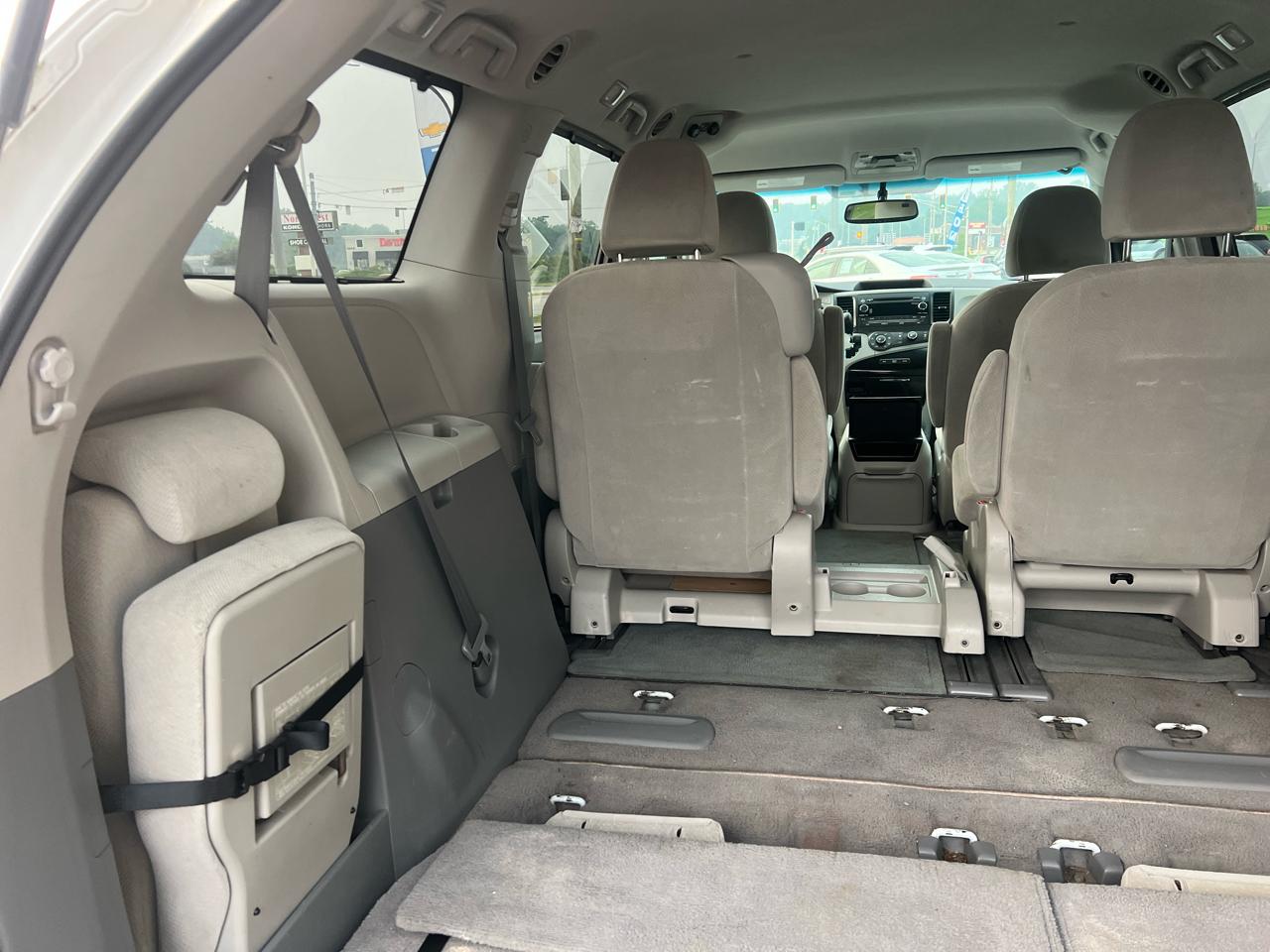 Toyota Sienna LE 8-Pass V6 2011
