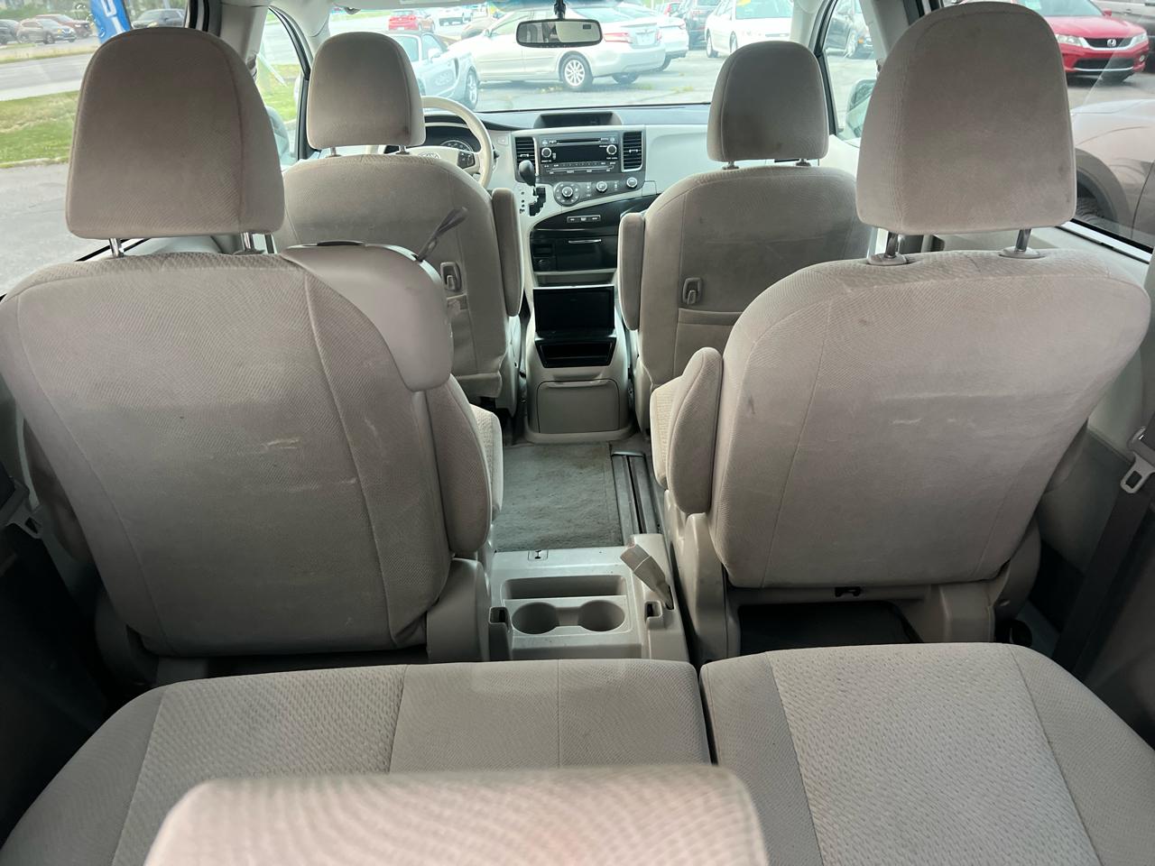 Toyota Sienna LE 8-Pass V6 2011