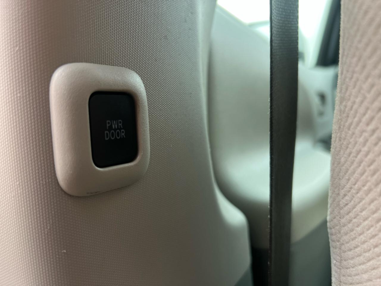 Toyota Sienna LE 8-Pass V6 2011
