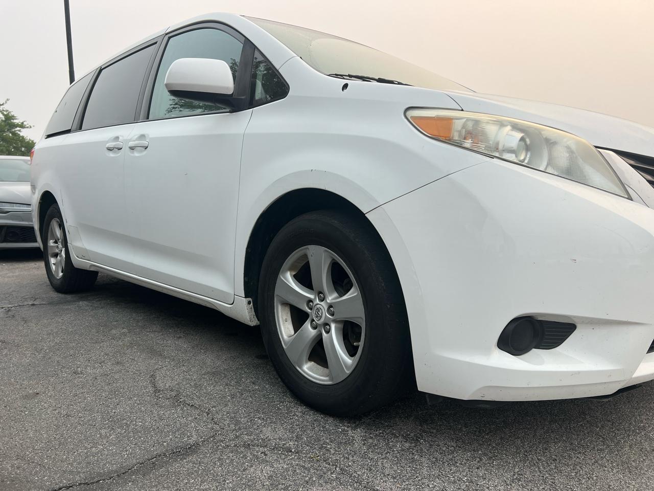 Toyota Sienna LE 8-Pass V6 2011