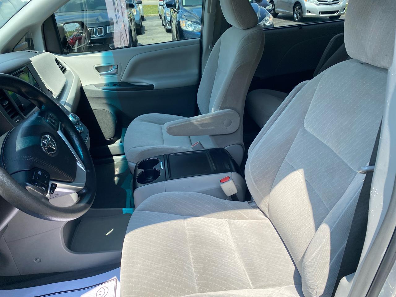 Toyota Sienna LE 8-Passenger 2017