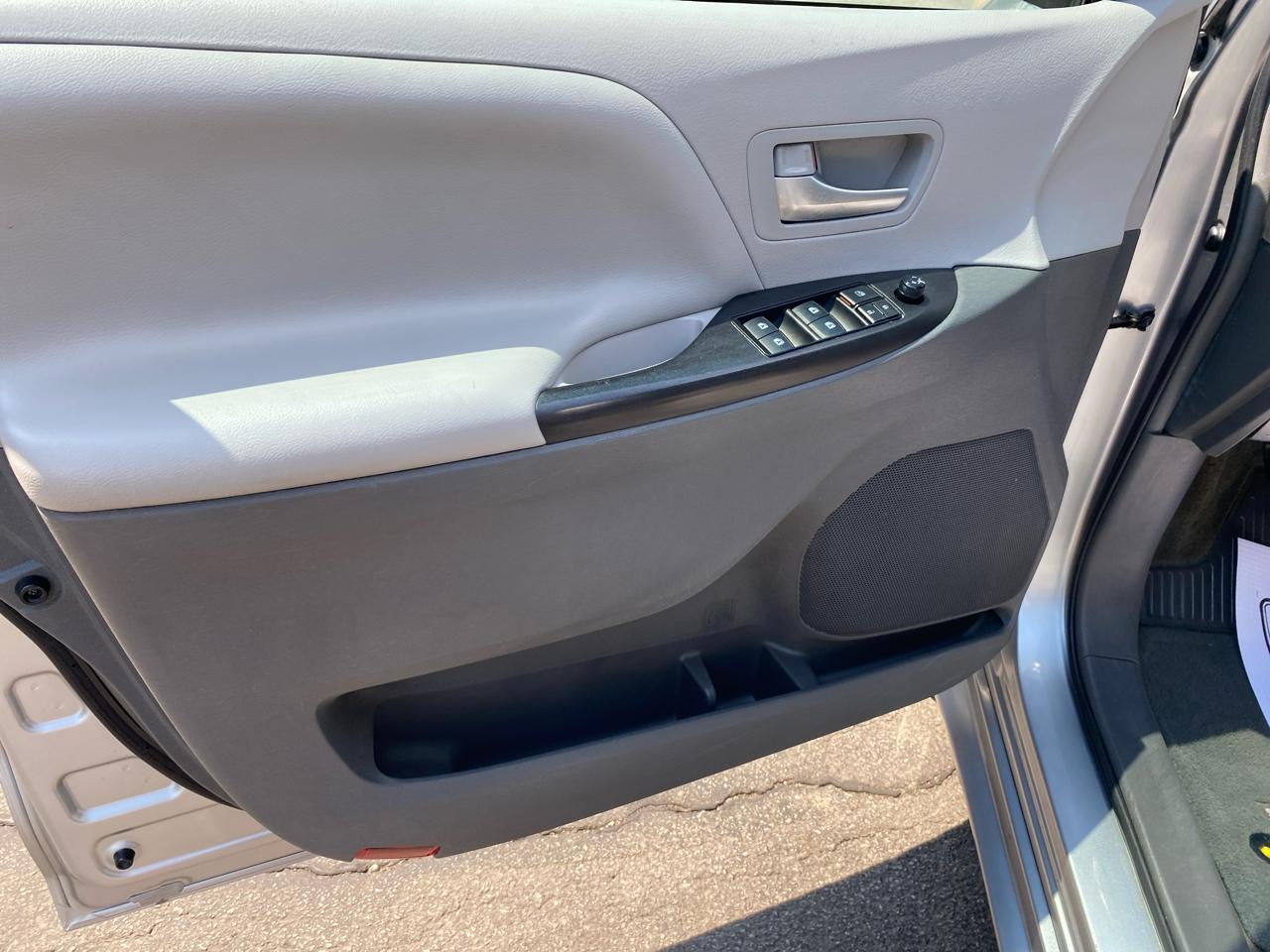 Toyota Sienna LE 8-Passenger 2017