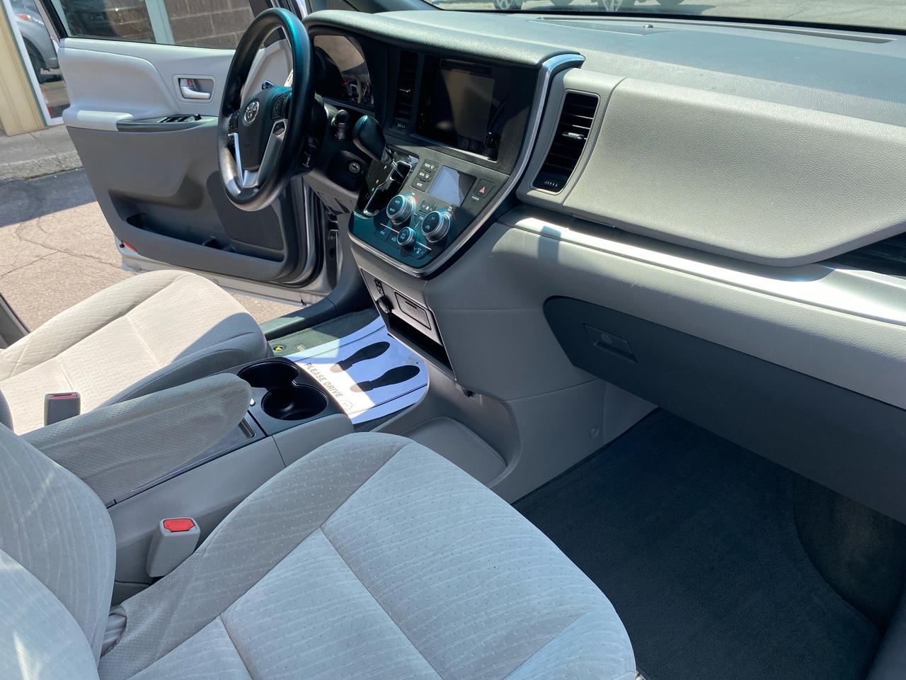 Toyota Sienna LE 8-Passenger 2017