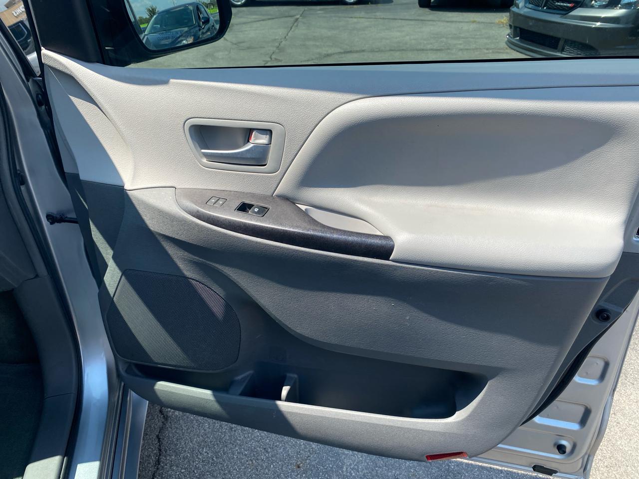 Toyota Sienna LE 8-Passenger 2017