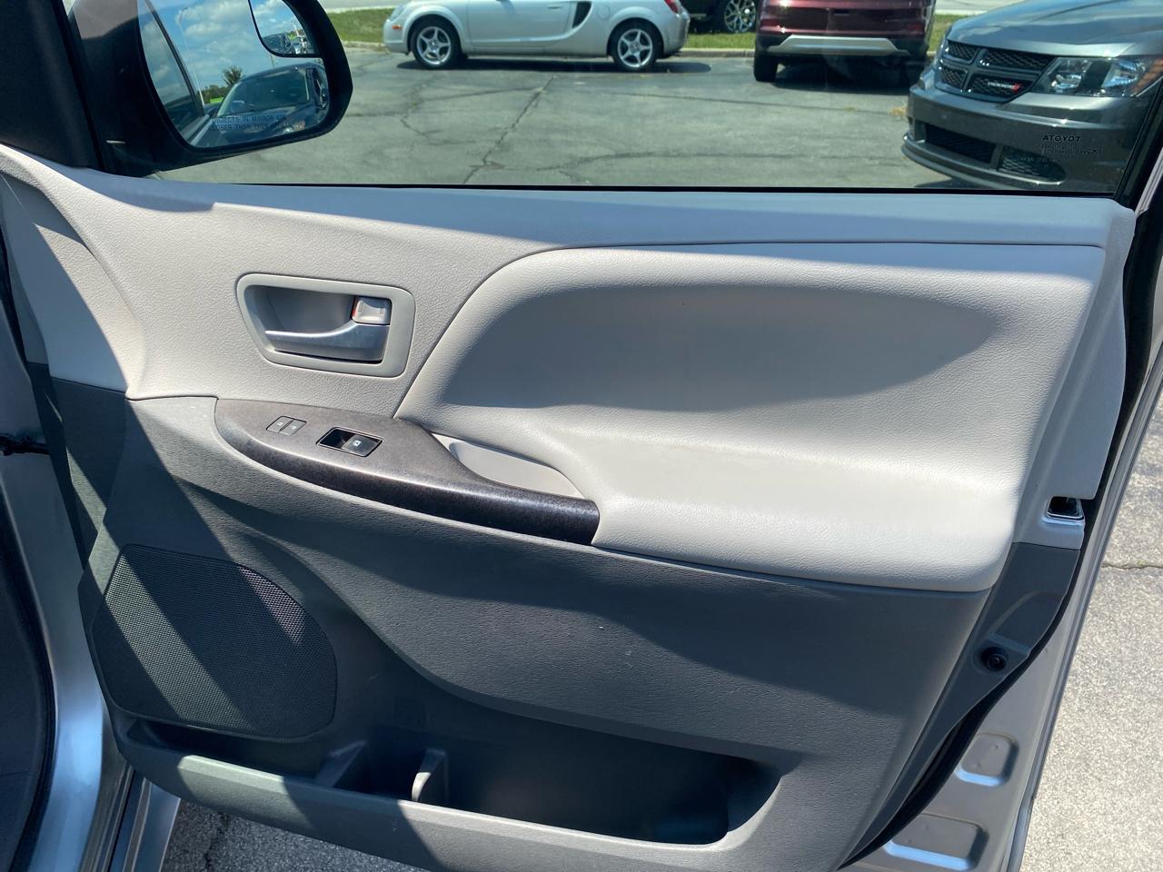 Toyota Sienna LE 8-Passenger 2017