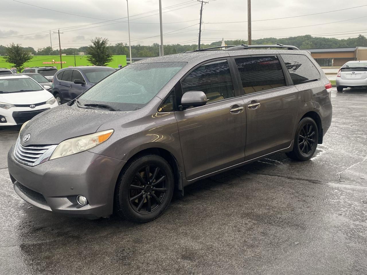 Toyota Sienna XLE AWD 7-Pass V6 2011