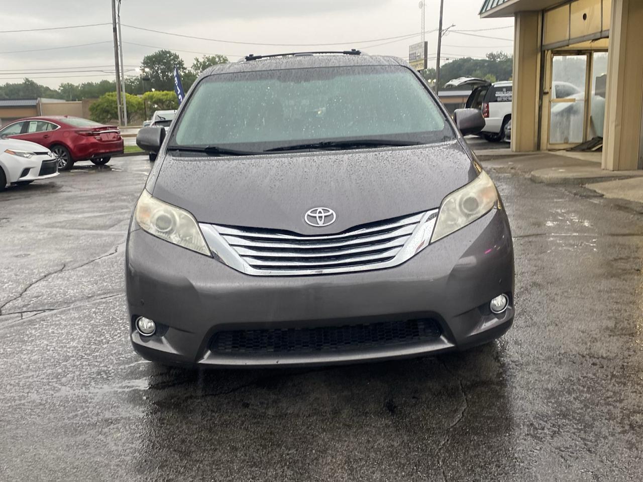 Toyota Sienna XLE AWD 7-Pass V6 2011