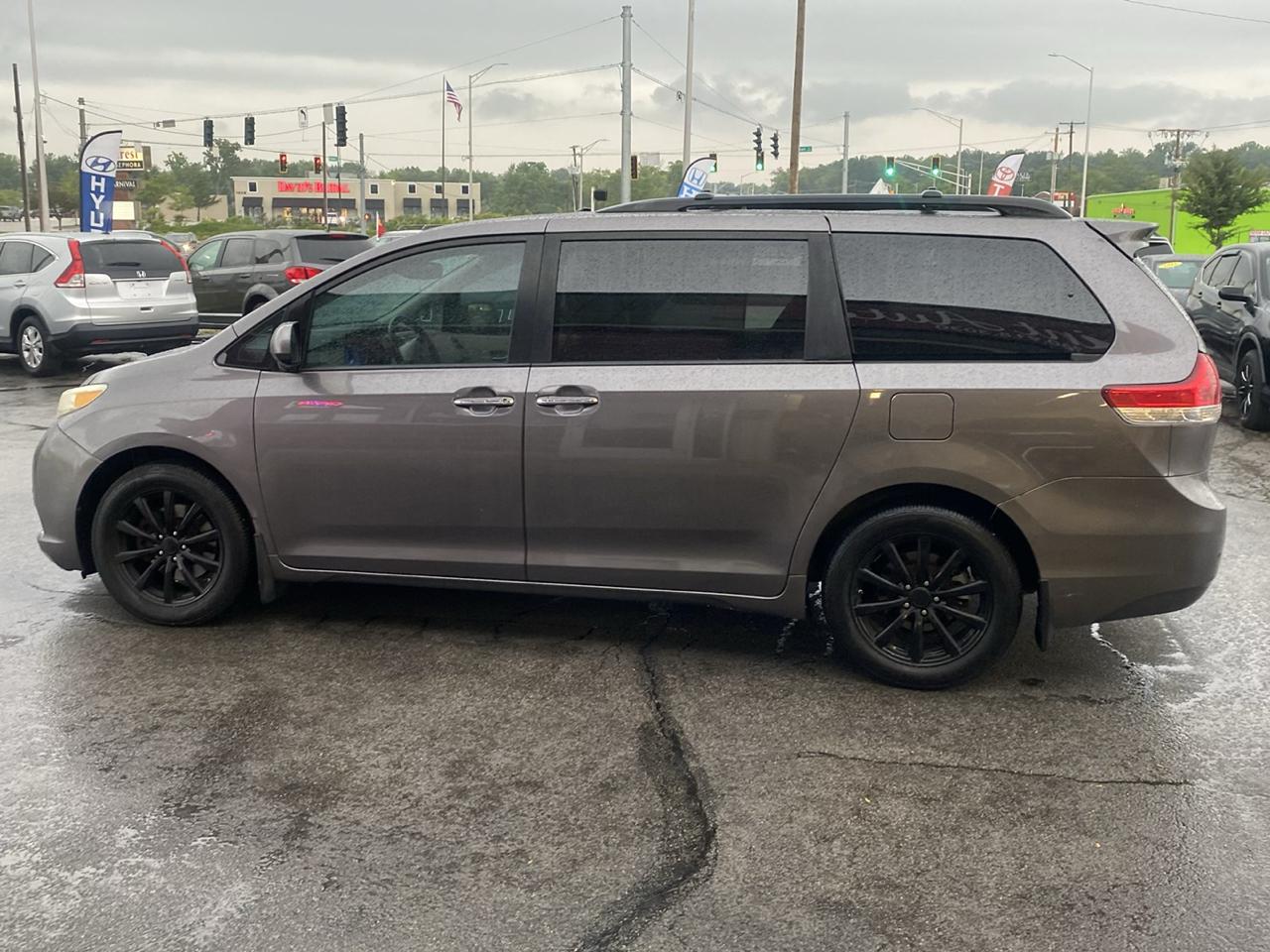 Toyota Sienna XLE AWD 7-Pass V6 2011