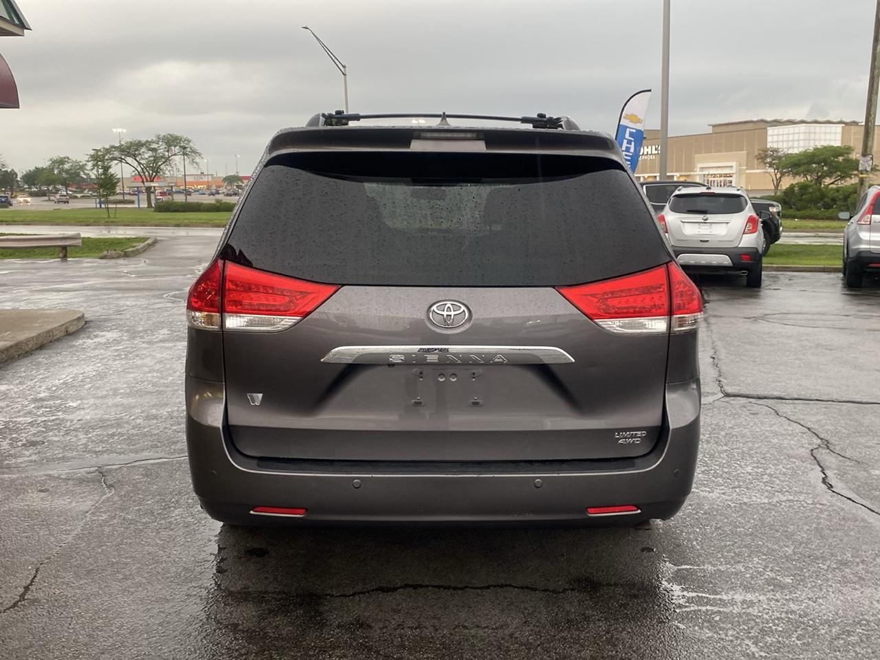 Toyota Sienna XLE AWD 7-Pass V6 2011