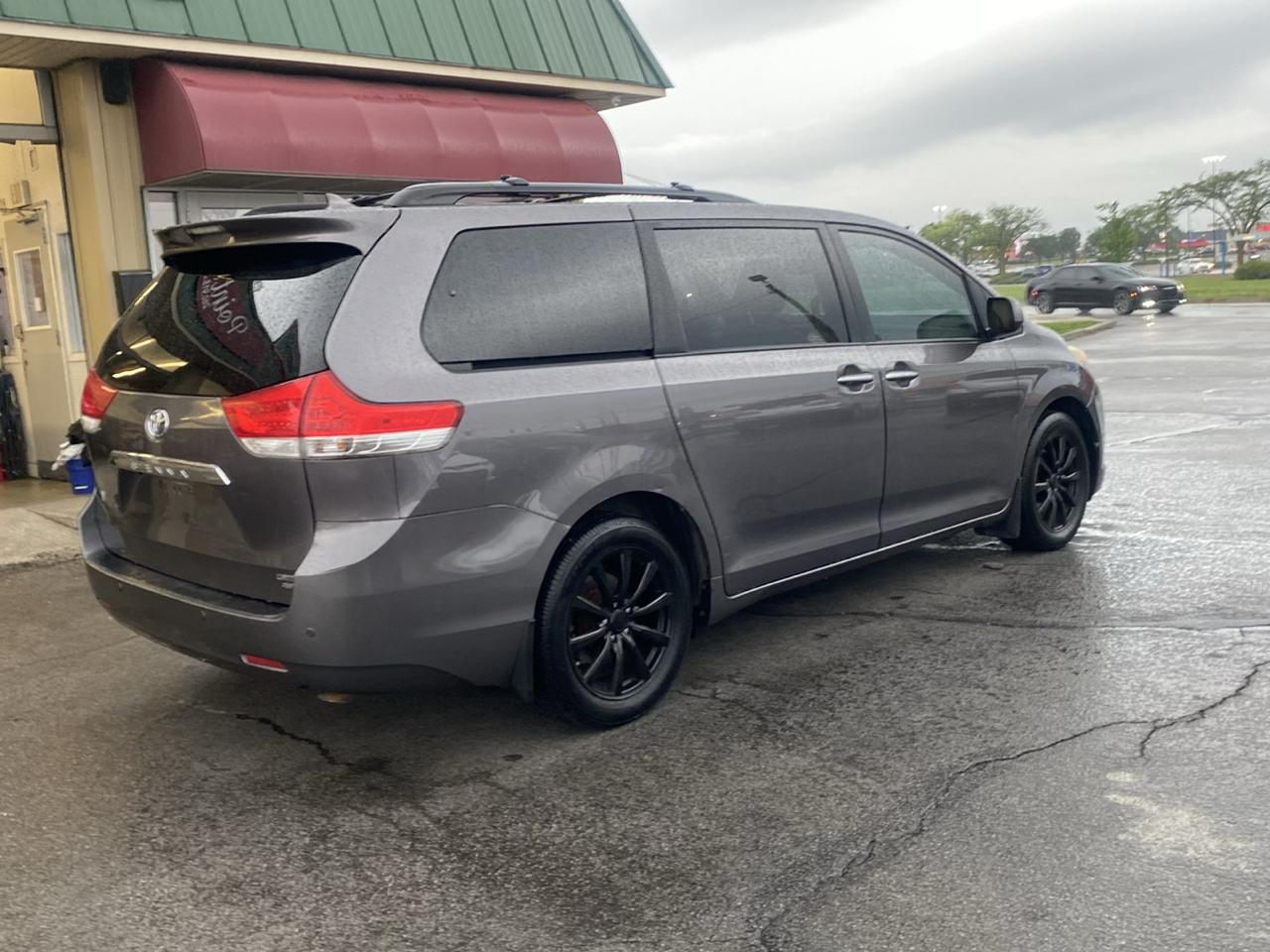 Toyota Sienna XLE AWD 7-Pass V6 2011