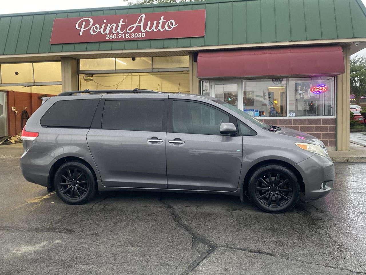 Toyota Sienna XLE AWD 7-Pass V6 2011