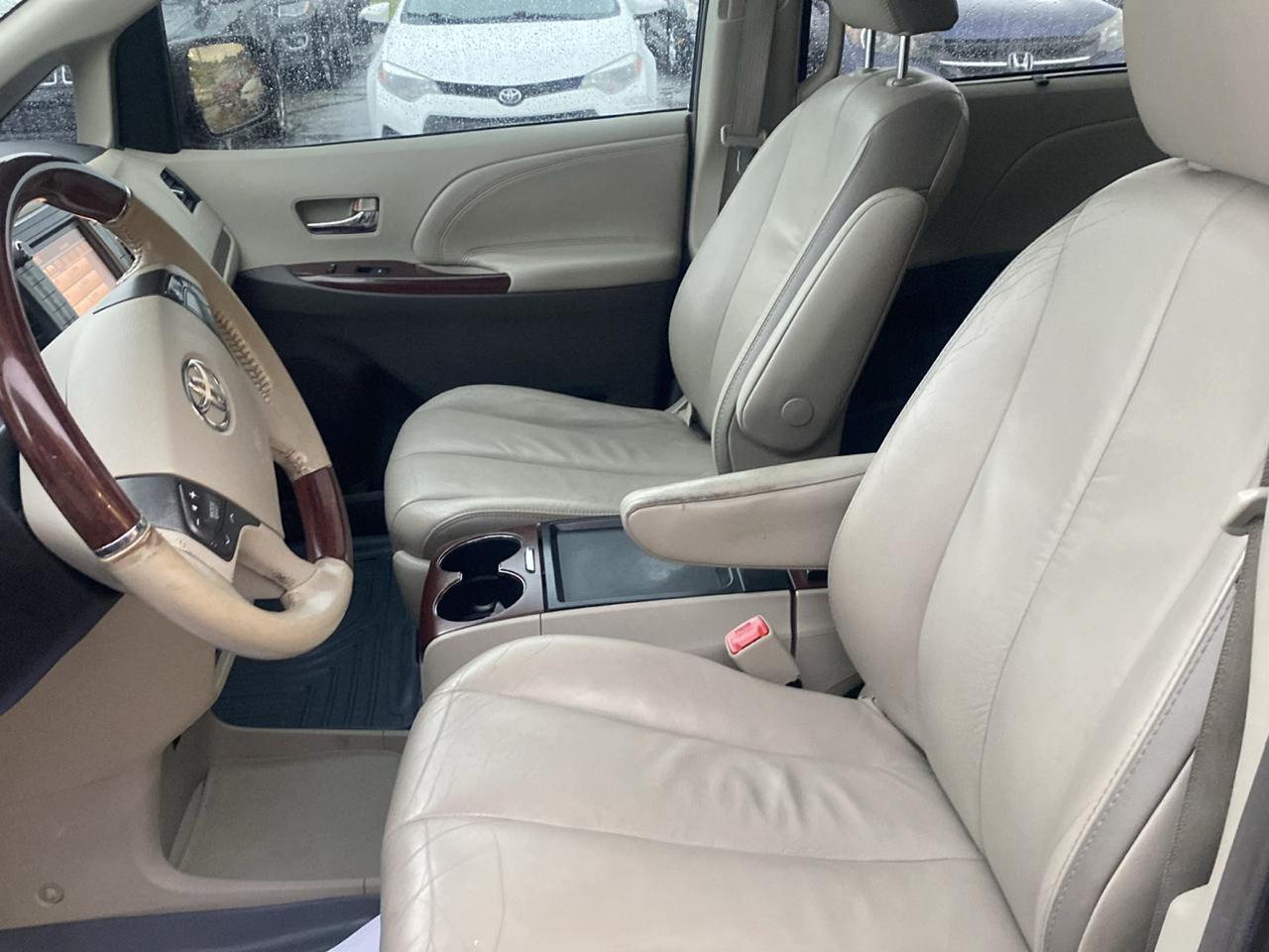 Toyota Sienna XLE AWD 7-Pass V6 2011