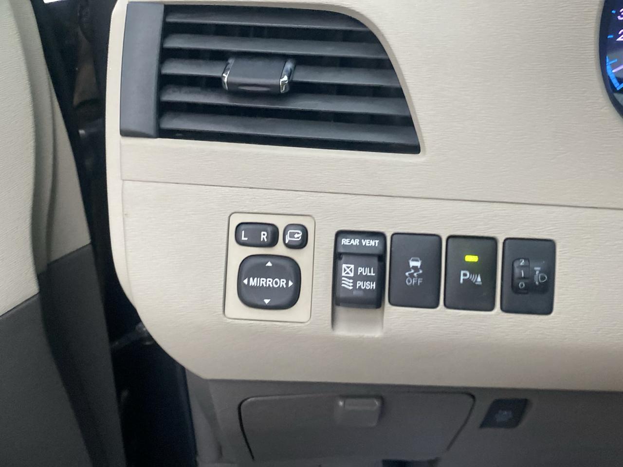 Toyota Sienna XLE AWD 7-Pass V6 2011