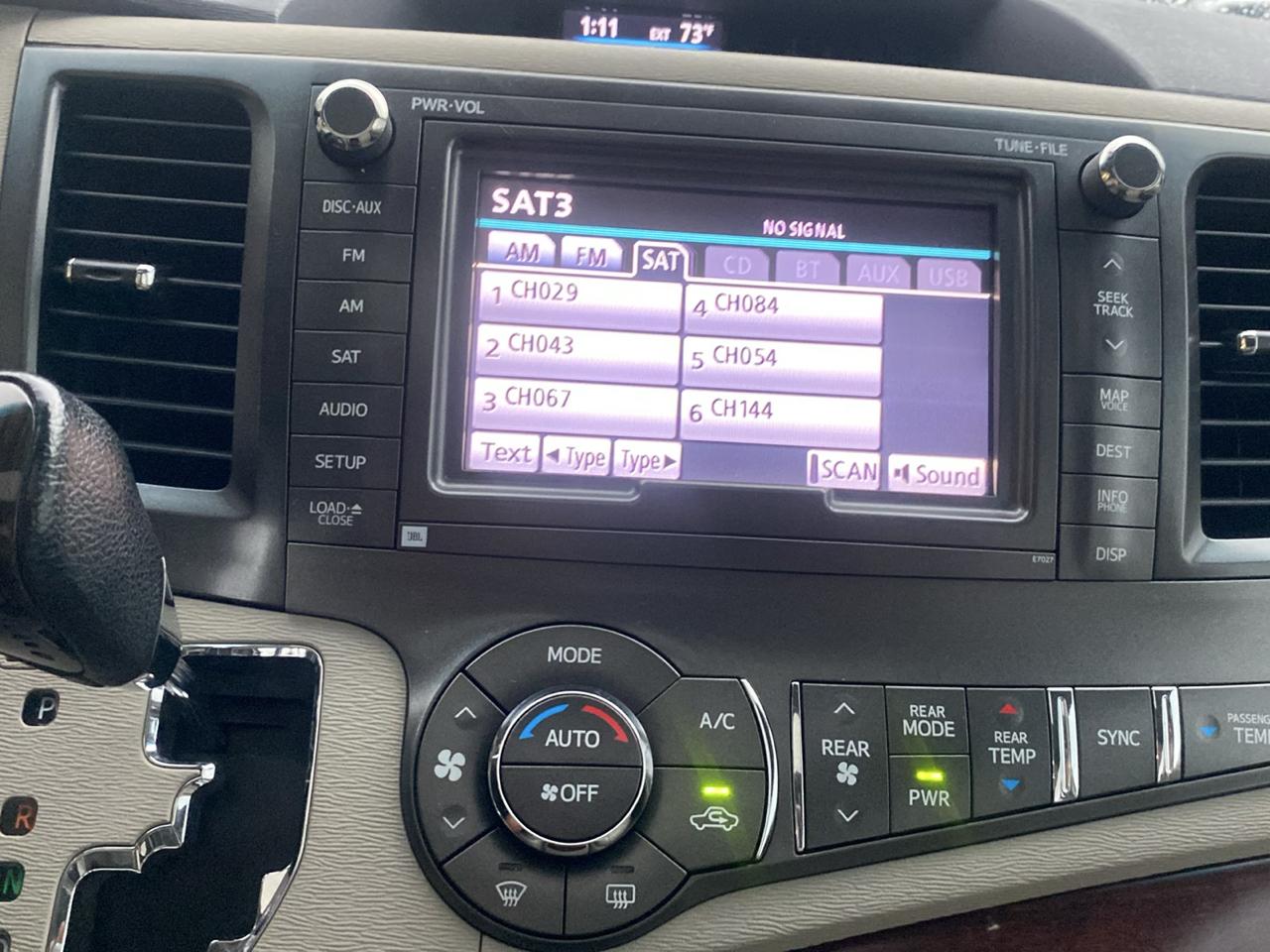 Toyota Sienna XLE AWD 7-Pass V6 2011