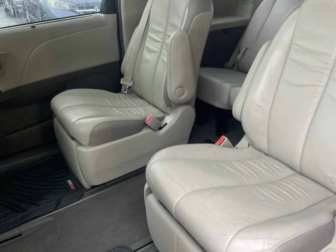 Toyota Sienna XLE AWD 7-Pass V6 2011
