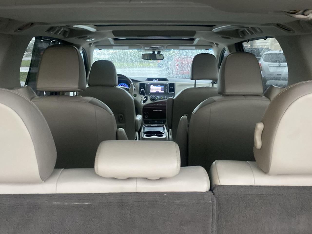 Toyota Sienna XLE AWD 7-Pass V6 2011