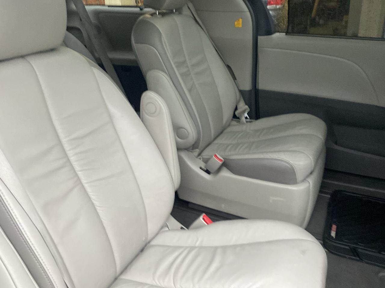 Toyota Sienna XLE AWD 7-Pass V6 2011