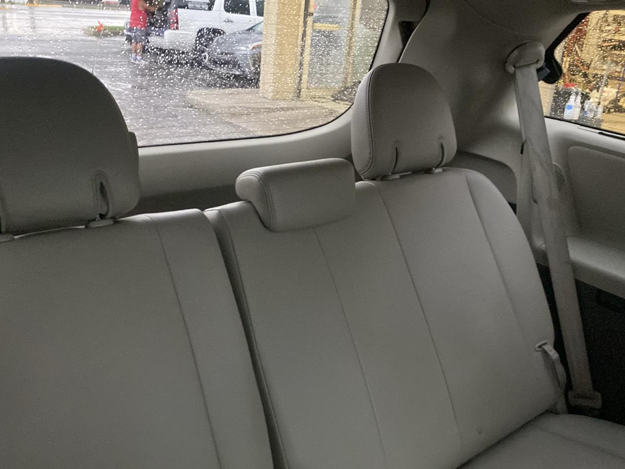 Toyota Sienna XLE AWD 7-Pass V6 2011