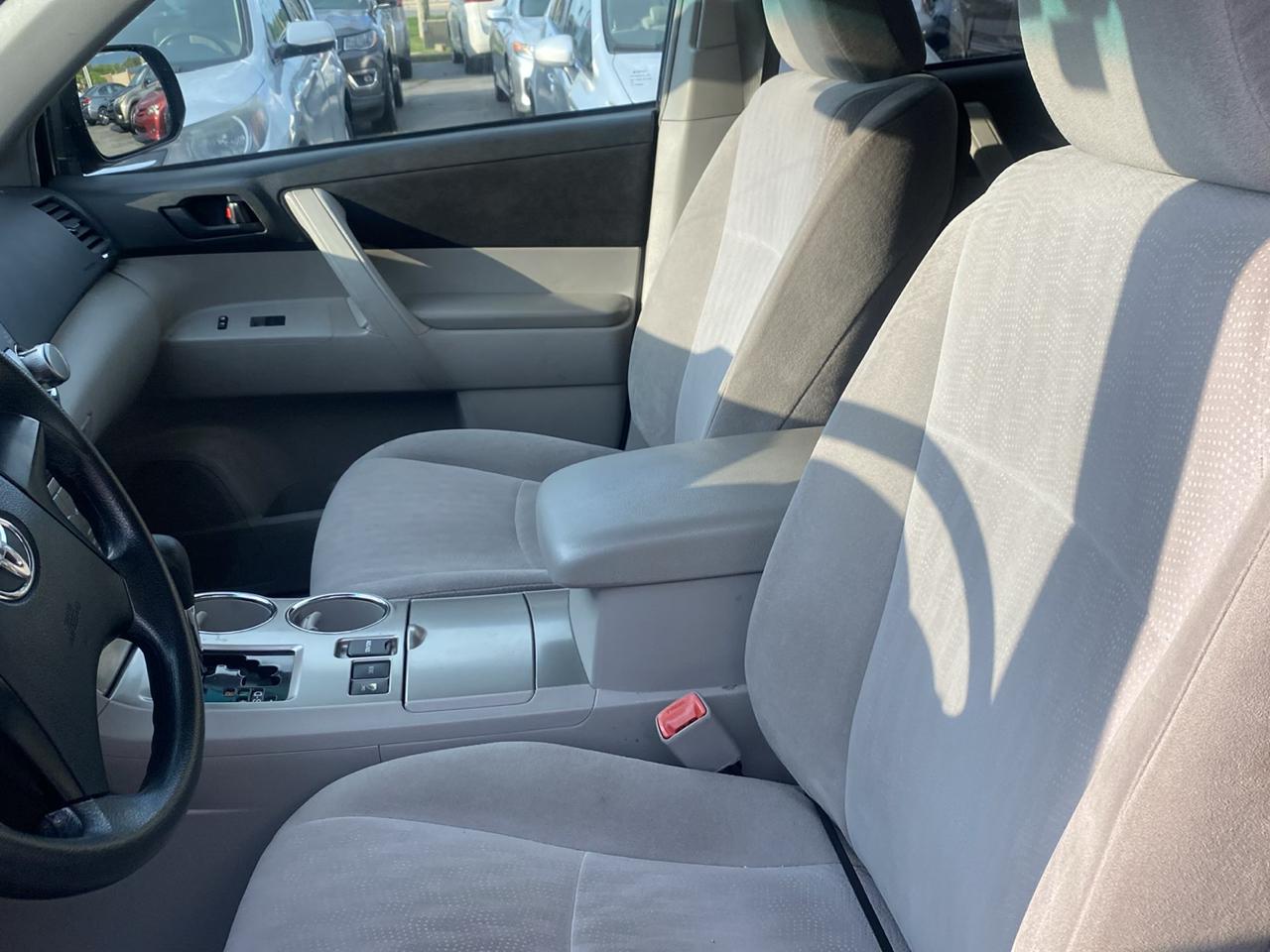 Toyota Highlander Base 4WD 2012